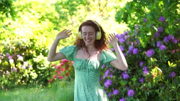 Відкритому Повітрі Портрет Щасливої Рудої Жінки Зеленій Сукні Навушники Танцюють — стокове відео