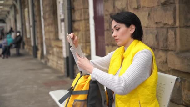 Жінка Тримає Паспорт Квитки Чекає Поїзд Залізничній Станції Насолоджуйтесь Концепцією — стокове відео