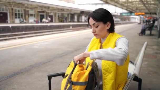 Γυναίκα Κάτοχος Διαβατηρίου Και Εισιτηρίων Και Περιμένει Τρένο Στο Σιδηροδρομικό — Αρχείο Βίντεο