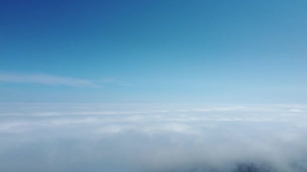 Biały Cyrrus Pierzaste Chmury Przeciwko Wiosennemu Błękitnemu Zachmurzonemu Niebu Słoneczny — Wideo stockowe