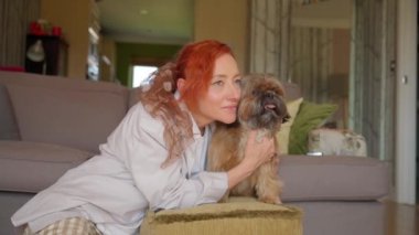 Shih tzu köpeğiyle evde eğlenen ve rahatlatan bir kadın. Ev kavramında boş ve mutlu zaman