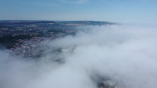 Flygfoto Över Vanlig Engelsk Stad Dimman — Stockvideo
