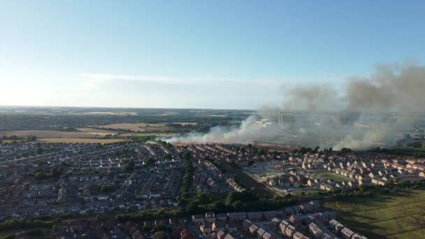 Zdjęcie Lotnicze Płonącego Pola Poza Miastem Podczas Żniw — Wideo stockowe