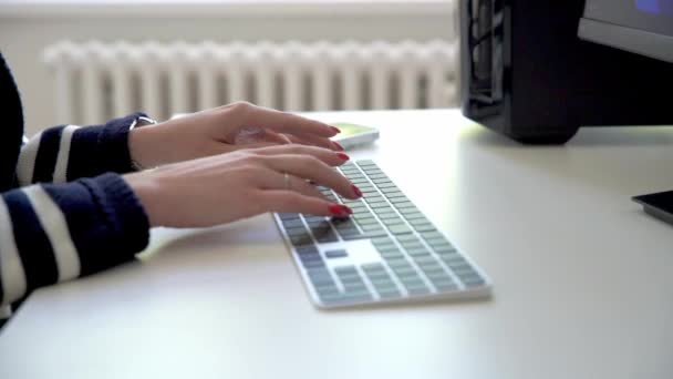 Человек Печатающий Клавиатуре Офисе — стоковое видео