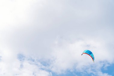 Mavi gökyüzünde Kanat Sörfü Rüzgarı. Boşluğu kopyala.