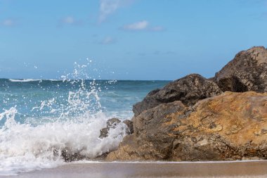 Şehrin muhteşem manzarası, kumsal, deniz ve bulutlu mavi gökyüzü.