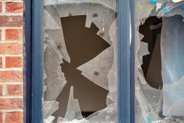 Yeni inşa edilen evin kırık penceresi
