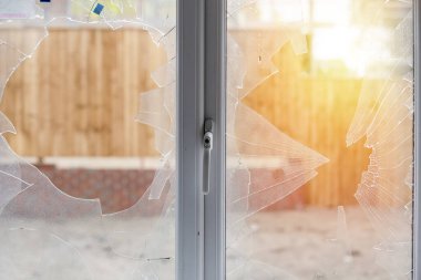 Yeni inşa edilen evin kırık penceresi