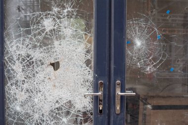 Yeni inşa edilen evin kırık penceresi