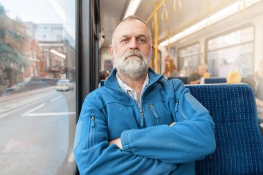 Otobüste mavi ceketli, rüya gibi sakallı bir adamın portresi. Yaşam tarzı kavramı