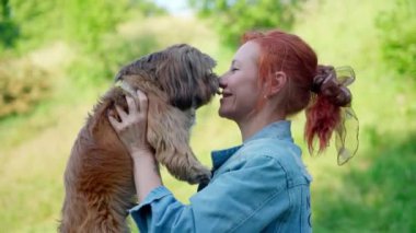 Shih tzu köpeğiyle gezen ve eğlenen bir kadın. Evcil hayvan konseptiyle özgür ve mutlu zaman