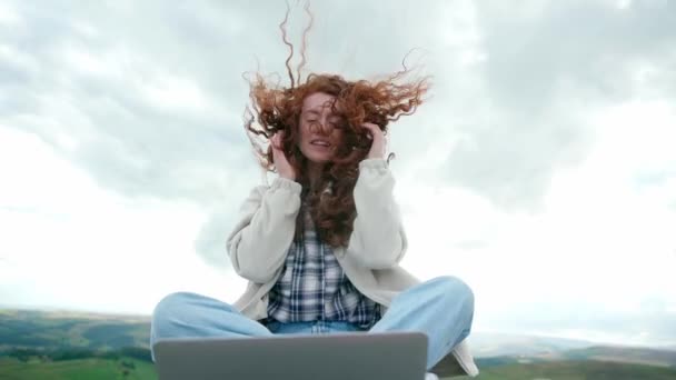 재킷을 여자가 목적지에 도달하고 일몰에 꼭대기에 비디오 채팅을 라이프 스타일 — 비디오