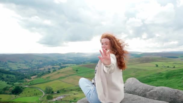 穿着夹克的女人到达目的地 日落时在山顶上进行视频聊天 旅游生活方式概念英国国家公园山顶区 — 图库视频影像