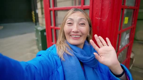 Asiatico Donna Utilizzando Telefono Contro Rosso Phonebox Visita Inglese Città — Video Stock