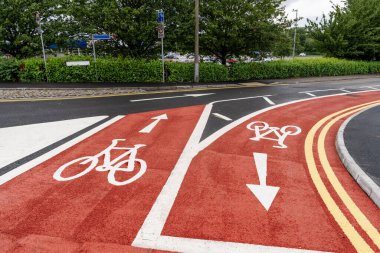 Şehir kalkınma planının bir parçası olarak kırmızı asfalttan yapılmış yeni bisiklet yolu.
