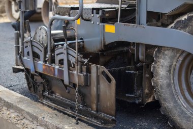 Asfalt kaldırım taşı sıcak asfalt ile doldurulmuş yeni yerleşim alanı üzerine yeni yol yüzeyi döşeme