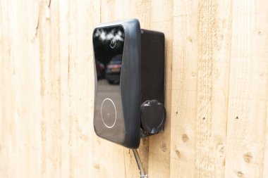 Yeni konut geliştirme programının bir parçası olarak evin dışına bir gecelik şarj aracını şarj etmek için elektrikli araç konaklama noktası yerleştirildi.