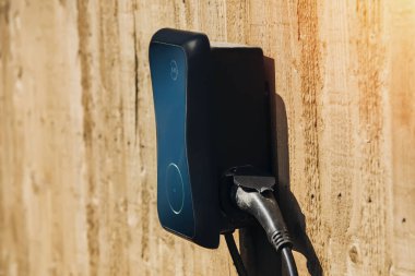 Yeni konut geliştirme programının bir parçası olarak evin dışına bir gecelik şarj aracını şarj etmek için elektrikli araç konaklama noktası yerleştirildi.