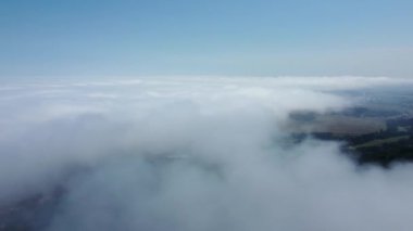 Beyaz sirrus, tüylü bulutlar ilkbahara karşı açık mavi bulutlu gökyüzü İngiltere 'de güneşli bir günde