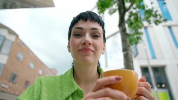 Насладиться Женщиной Зеленом Платье Помощью Мобильного Телефона Кофе Кафе — стоковое видео