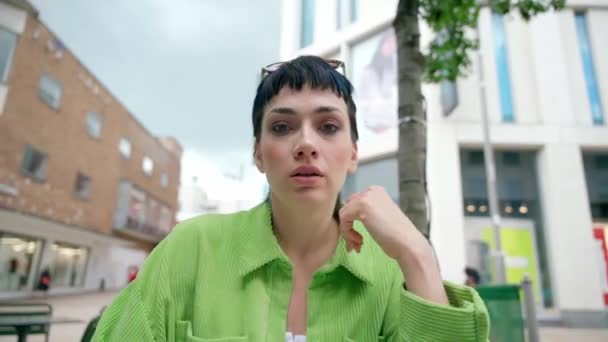 Smutna Kobieta Zielonej Sukience Pomocą Telefonu Komórkowego Mając Złe Wieści — Wideo stockowe