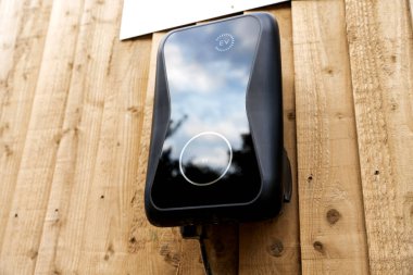 Yeni konut geliştirme programının bir parçası olarak evin dışına bir gecelik şarj aracını şarj etmek için elektrikli araç konaklama noktası yerleştirildi.