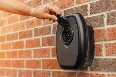 Yeni konut geliştirme programının bir parçası olarak evin dışına bir gecelik şarj aracını şarj etmek için elektrikli araç konaklama noktası yerleştirildi.