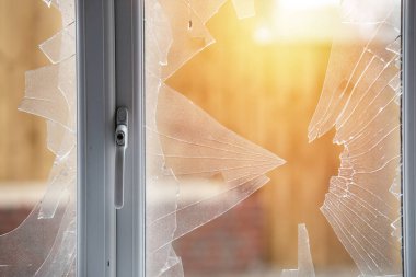 Yeni inşa edilen evdeki hasarlı pencere