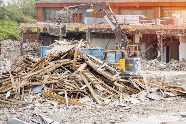 Binanın yıkımı. Kazıcı eski evi yıkıyor. Yeni evler inşa etmek için yer açıyorum.