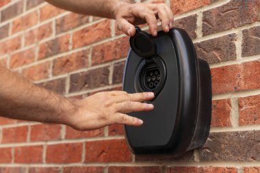 Yeni konut geliştirme programının bir parçası olarak evin dışına bir gecelik şarj aracını şarj etmek için elektrikli araç konaklama noktası yerleştirildi.