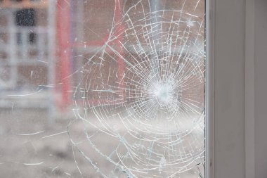 Yeni inşa edilen evin kırık penceresi