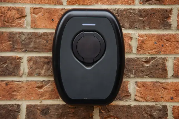 Yeni konut geliştirme programının bir parçası olarak evin dışına bir gecelik şarj aracını şarj etmek için elektrikli araç konaklama noktası yerleştirildi.