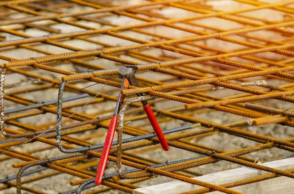 Çelik destek kafesine yakın çekim. Çelik tamircisi tarafından monte edildi ve kepenk içinde çalışmaya hazır hale getirildi.