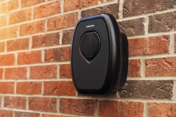 Yeni konut geliştirme programının bir parçası olarak evin dışına bir gecelik şarj aracını şarj etmek için elektrikli araç konaklama noktası yerleştirildi.