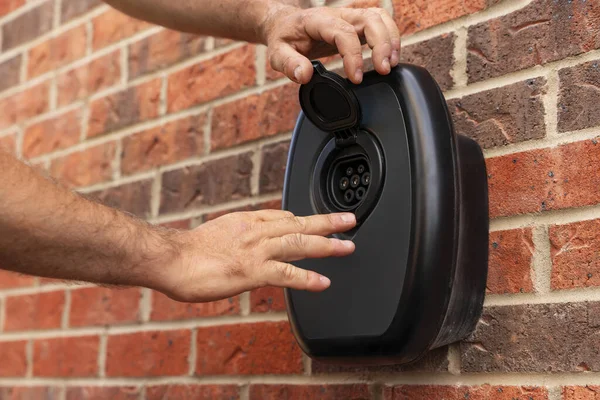 Yeni konut geliştirme programının bir parçası olarak evin dışına bir gecelik şarj aracını şarj etmek için elektrikli araç konaklama noktası yerleştirildi.