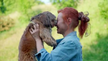 Shih tzu köpeğiyle gezen ve eğlenen bir kadın. Evcil hayvan konseptiyle özgür ve mutlu zaman