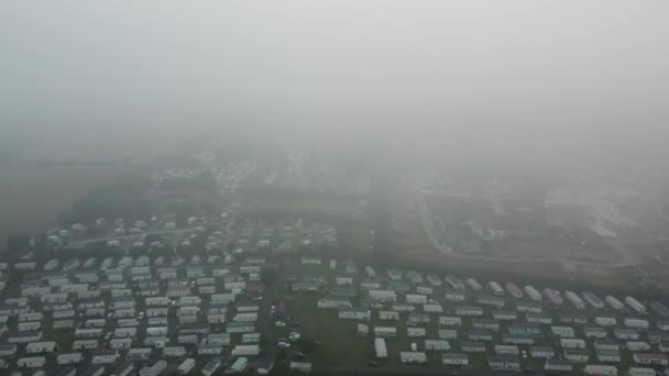 霧の中の普通のイングランドの町の空中眺望 — ストック動画