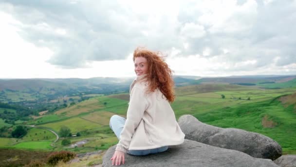 兴奋的女人穿着夹克到达目的地 带着自己的东西 在日落时用电话在山顶上聊天 旅游生活方式不同的感觉和情感概念 — 图库视频影像