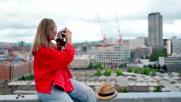 快乐的亚洲女人穿着红色夹克坐在谢菲尔德前 在夏日拍照 — 图库视频影像