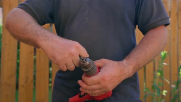 Constructor Masculino Usando Taladro Para Desenroscar Los Tornillos Madera — Vídeo de stock