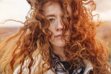 Ceketli kadın hedefe ulaşıyor ve selfie çekiyor, gün batımında dağın tepesinde telefonla sohbet ediyor. Seyahat yaşam tarzı farklı duygular ve duygu konsepti