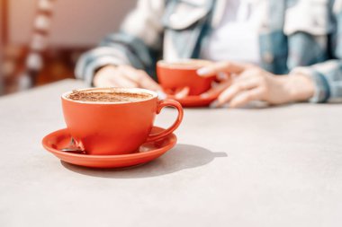 Bir kadın dışarıda arkadaşlarıyla kafede kahve içiyor, eğleniyor. yaşam tarzı konsepti