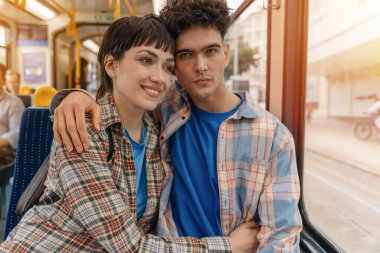 üzgün çift otobüste sarılıyor, tramvay yaşam tarzı konsepti