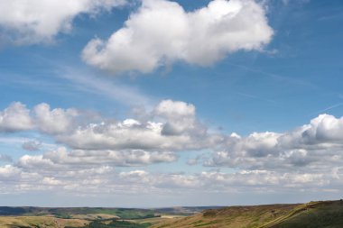 Beyaz sirrus, tüylü bulutlar ilkbahara karşı açık mavi bulutlu gökyüzü İngiltere 'de güneşli bir günde