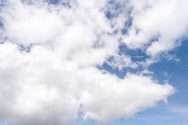 Beyaz sirrus, tüylü bulutlar ilkbahara karşı açık mavi bulutlu gökyüzü İngiltere 'de güneşli bir günde