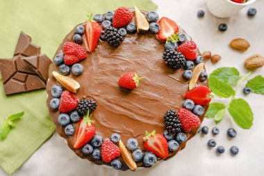 Çilekli çikolatalı pasta.