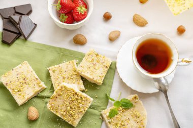 çay, süt, kek, çikolata parçaları, masada halva