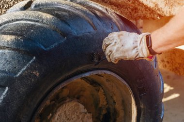 Bir boşaltma lastiği patlamış ve inşaat alanında tamir ediliyor.