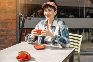 Bir kadın dışarıda arkadaşlarıyla kafede kahve içiyor, eğleniyor. yaşam tarzı konsepti