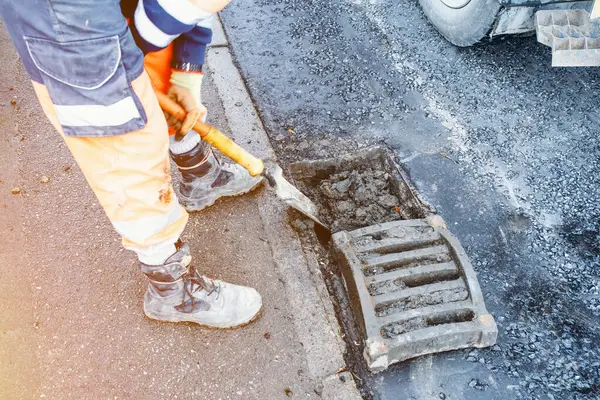İnşaatçı yolu kürek ve süpürgeyle tıkamış.
